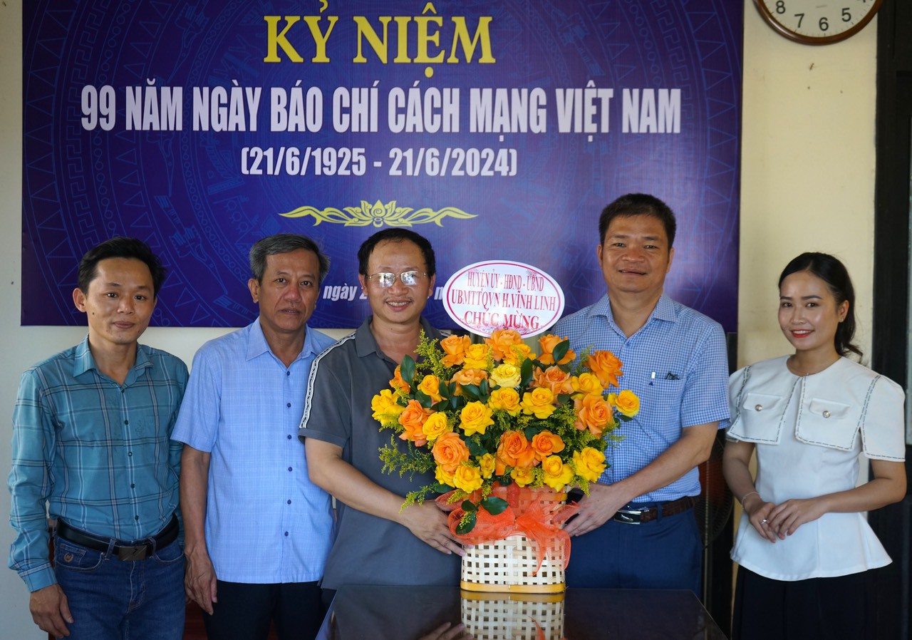 Huyện ủy-HĐND-UBND-UBMTTQVN huyện Vĩnh Linh ch&uacute;c mừng